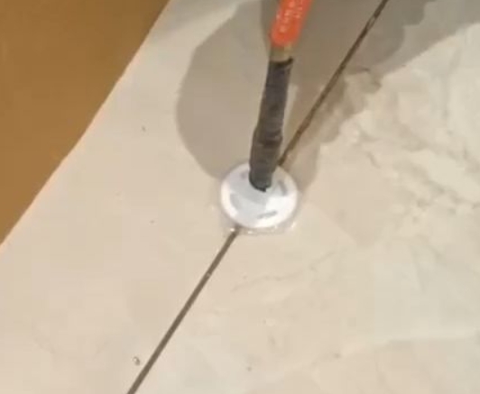 河源市瓷砖空鼓维修公司专业解答瓷砖在铺贴过程中，如果没有涂抹均匀到位的粘结材料（如水泥砂浆或瓷砖胶），可能会导致以下问题