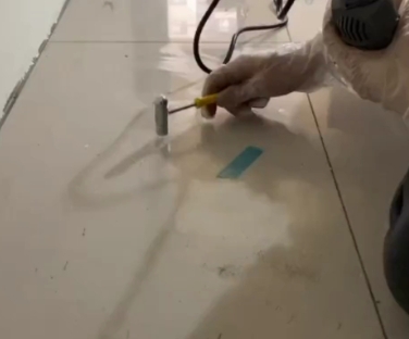河源市瓷砖开裂维修公司专业分享瓷砖在铺贴前如果没有沥干水分，将会导致以下问题