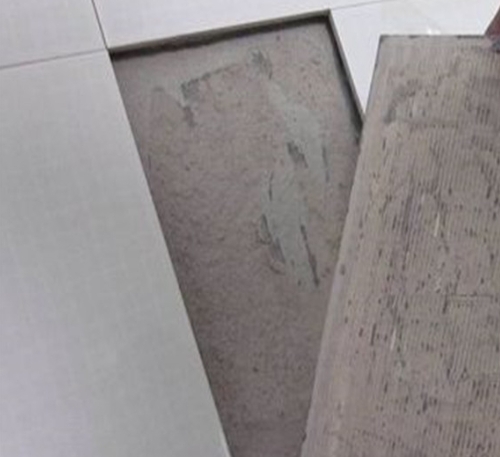 河源市瓷砖空鼓维修公司分享瓷砖铺贴时如果打浆（即涂抹在瓷砖背面和基层上的砂浆或瓷砖胶）过少，会带来以下问题